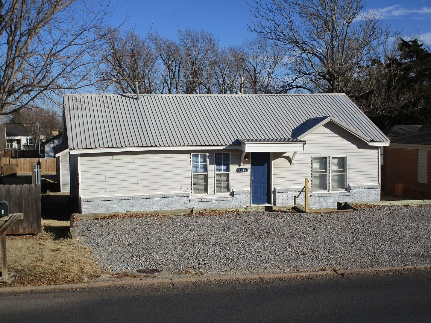Updated 3 bedroom Across the Street from SWOSU — Photo 2