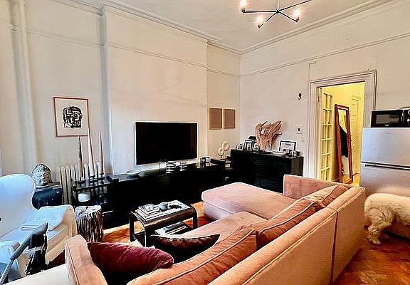 3rd image of 247 W 76th St APT 4