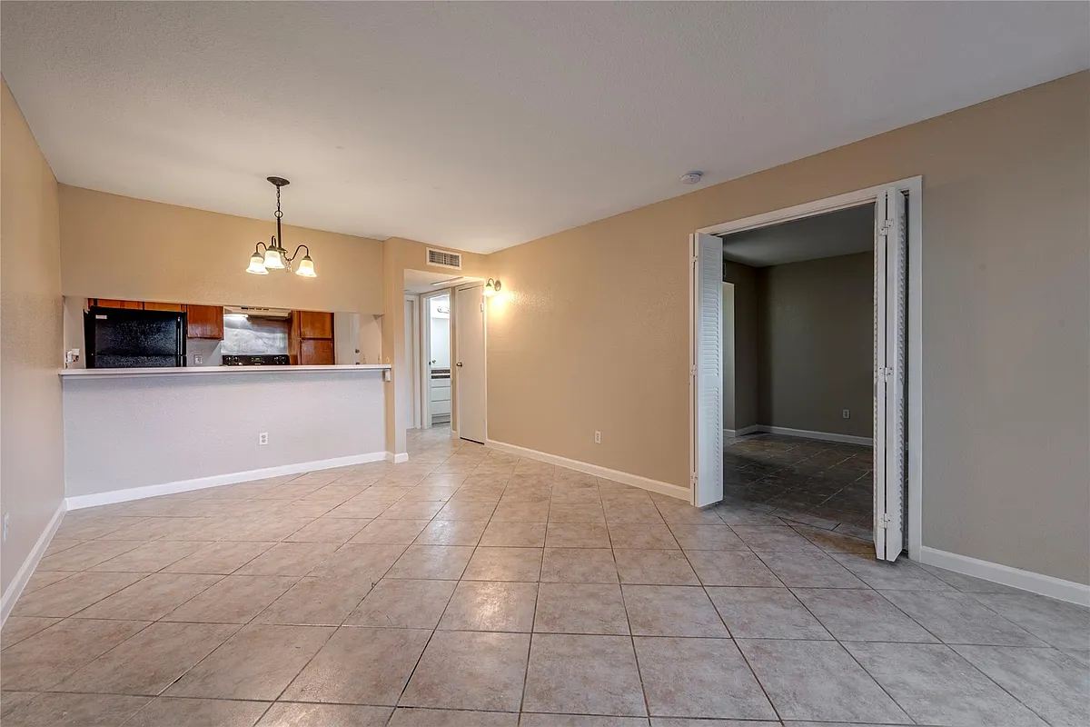 Building Photo - 3005 Walnut Bend Ln #12