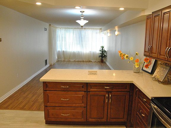 3rd image of 607-45 Carlton St #607