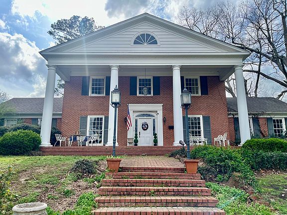 2nd image of 1103 Armstrong Ln