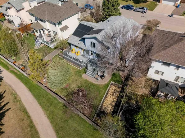 76 N Sunset Cres, Okotoks, AB T1S 1P5