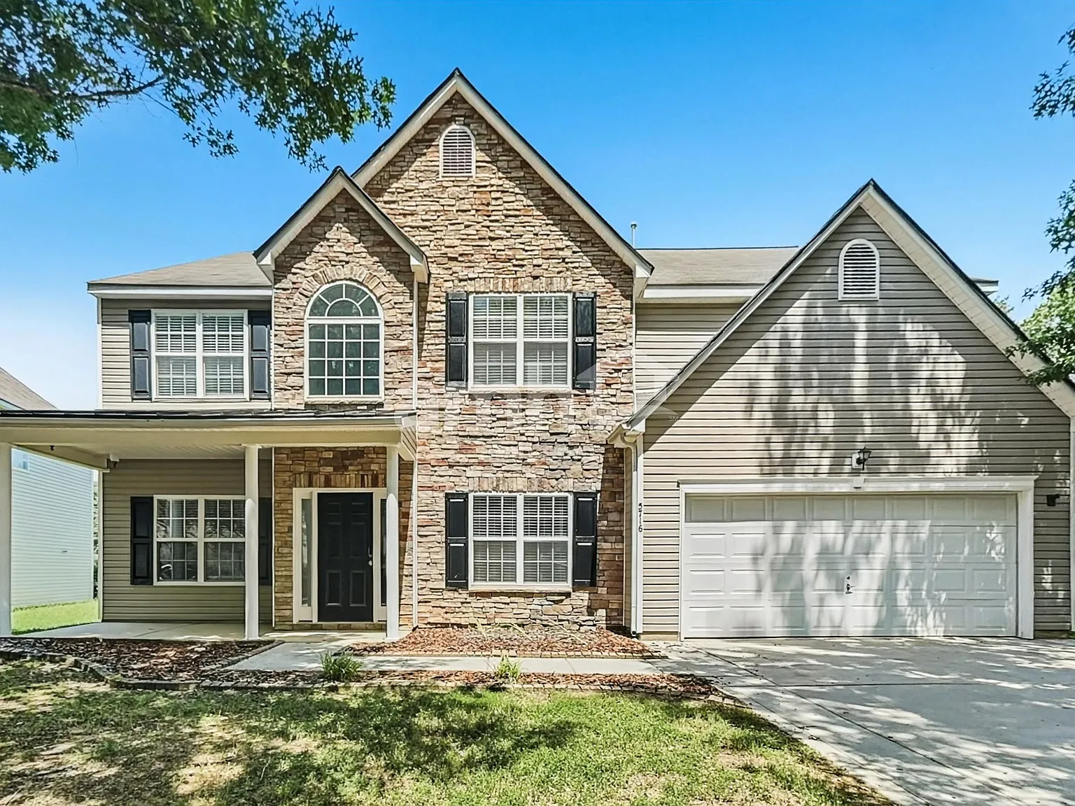 4 bed, 3.0 bath, 2744 sqft, $2,690 — Photo 1