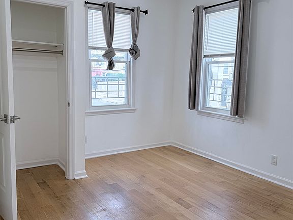 3rd image of 1039 Summit Ave #3