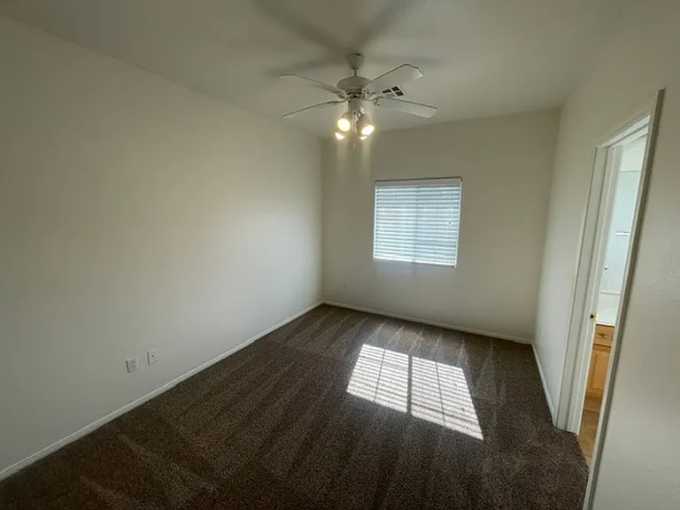 251 Queens Ct — Photo 15