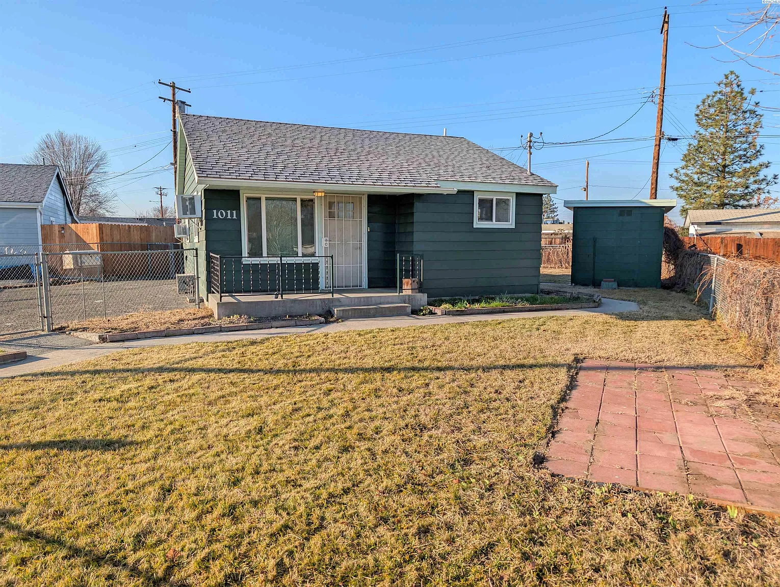1011 Winslow Ave photo 1