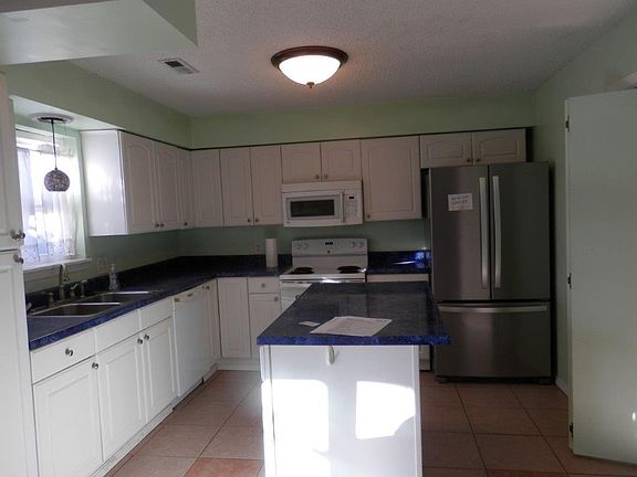 5th image of 2705 W Highland Dr