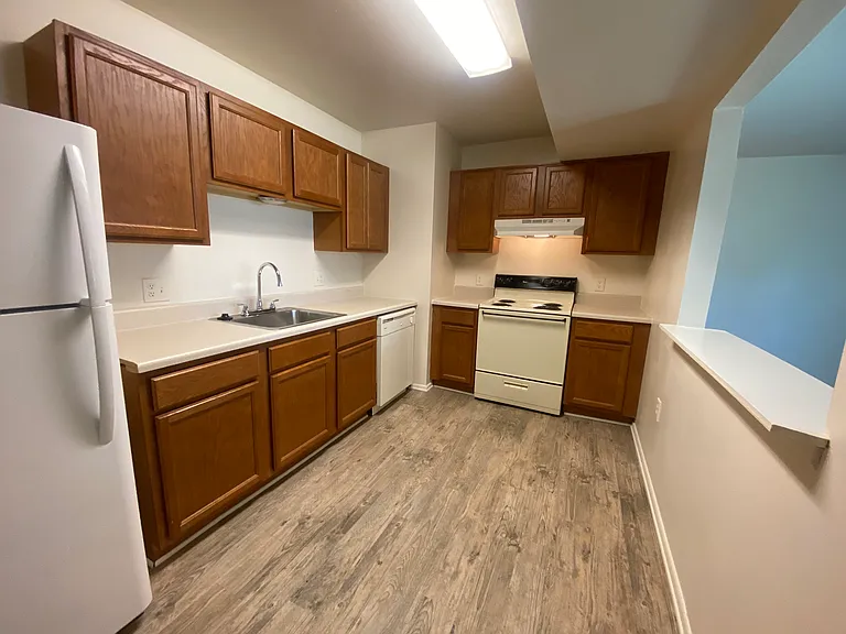 County Green Apartments — Photo 27