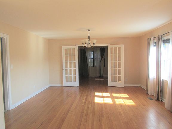 5th image of 28 N Brooks Cir