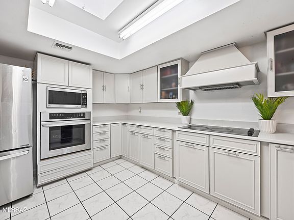 4th image of 2650 N Haskell Dr