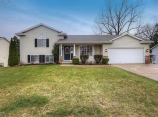 525 Sunbrook Dr SE, Grand Rapids, MI 49508