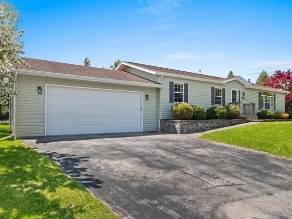 933 Alabama Ct, Sturgeon Bay, WI 54235