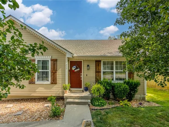 934 SE Kings Cross Rd, Blue Springs, MO 64014