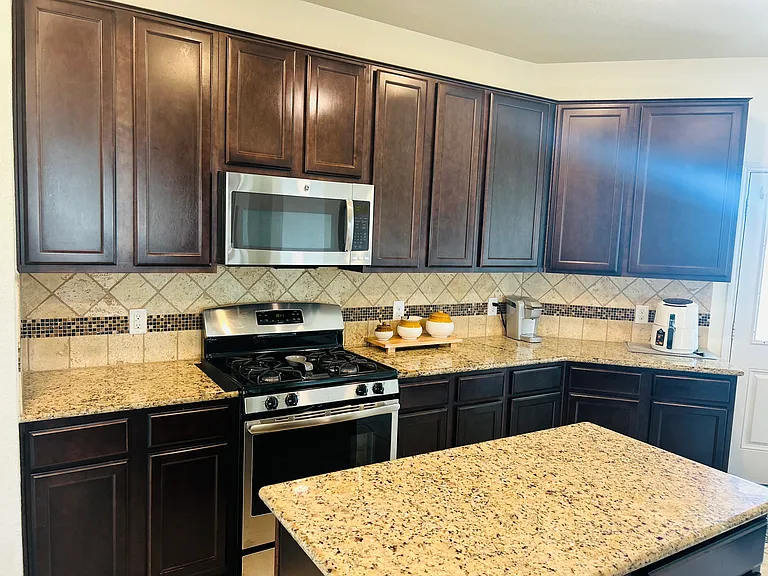 Kitchen w middle island