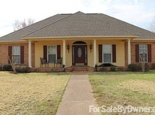 2445 Fairway St, Grenada, MS 38901