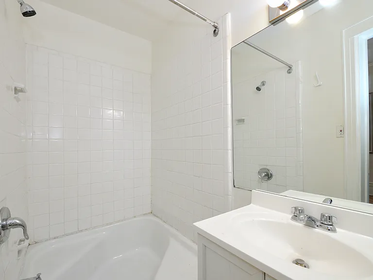 251 E 49th St #1 — Photo 9