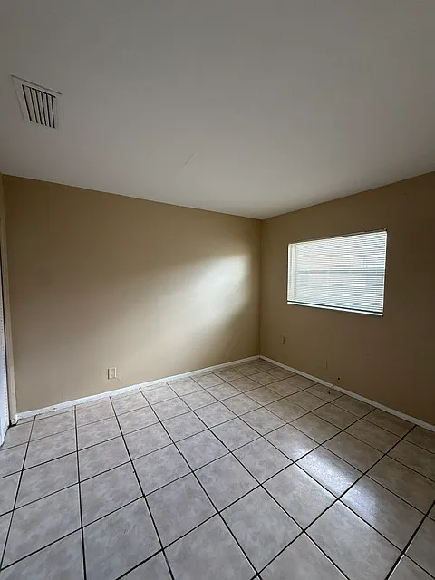 Building Photo - 3907 NW 30th Ter #2
