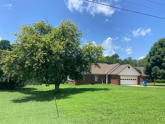 3rd image of 389 Chickasaw Cir