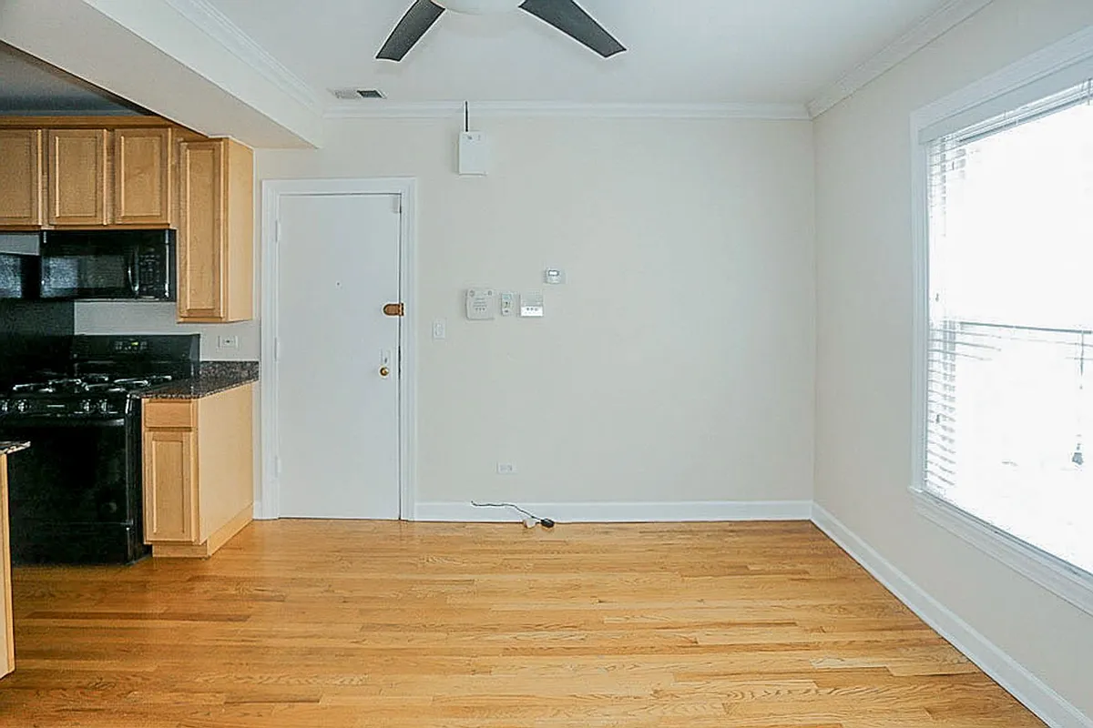 Building Photo - 626 W Roscoe St #1