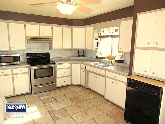 great kitchen w/tiled floor