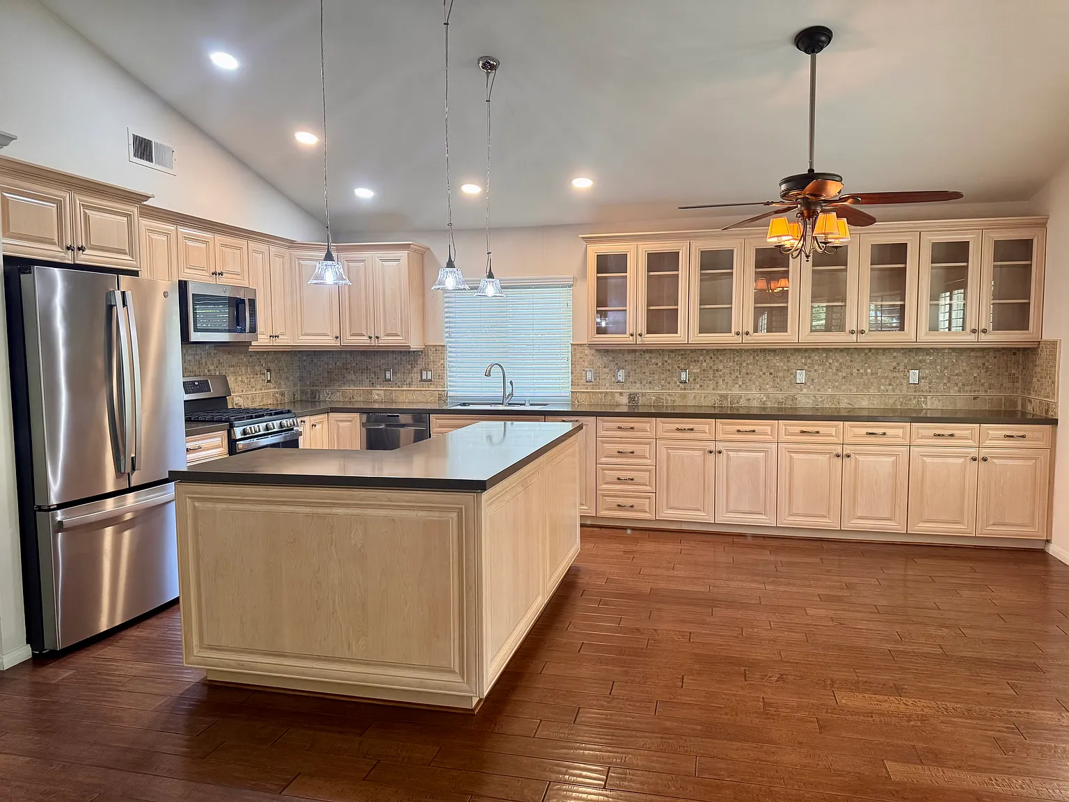 3 bed, 1282 sqft, $4,700 — Photo 4