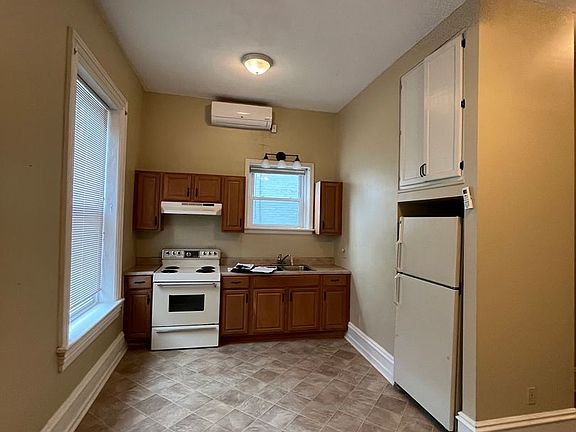 5th image of 136 E Queen St APT 1F