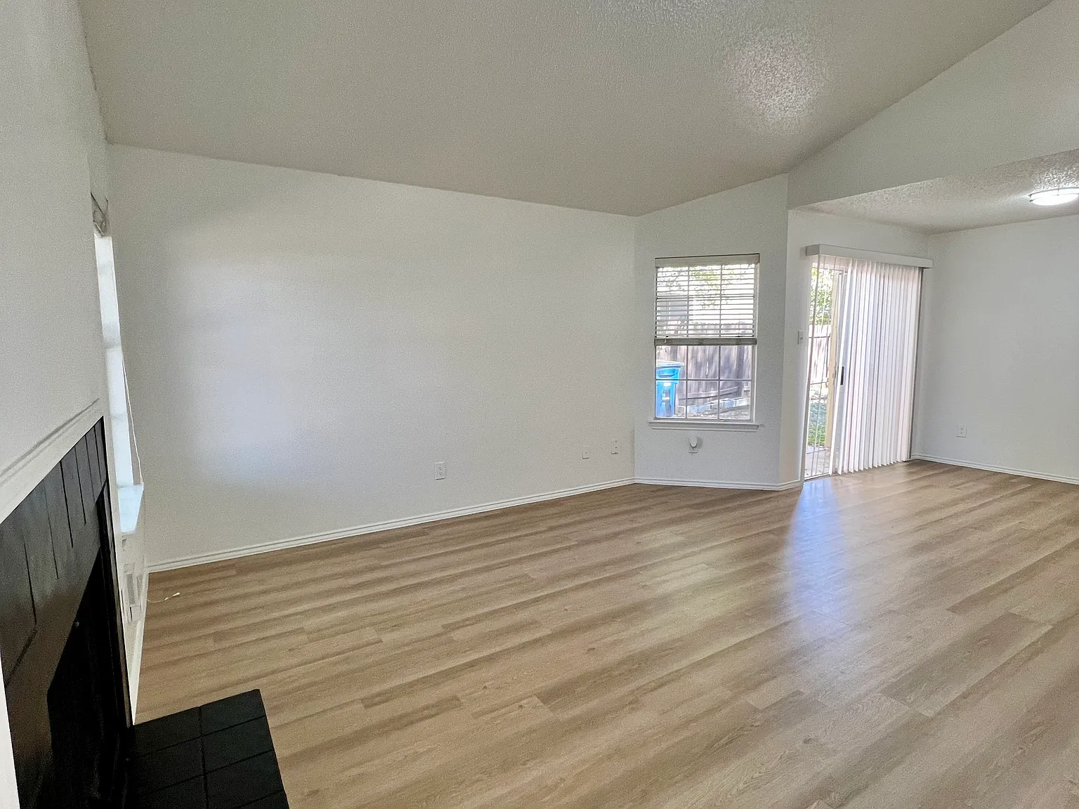 2 bed, 1000 sqft, $1,980 — Photo 4