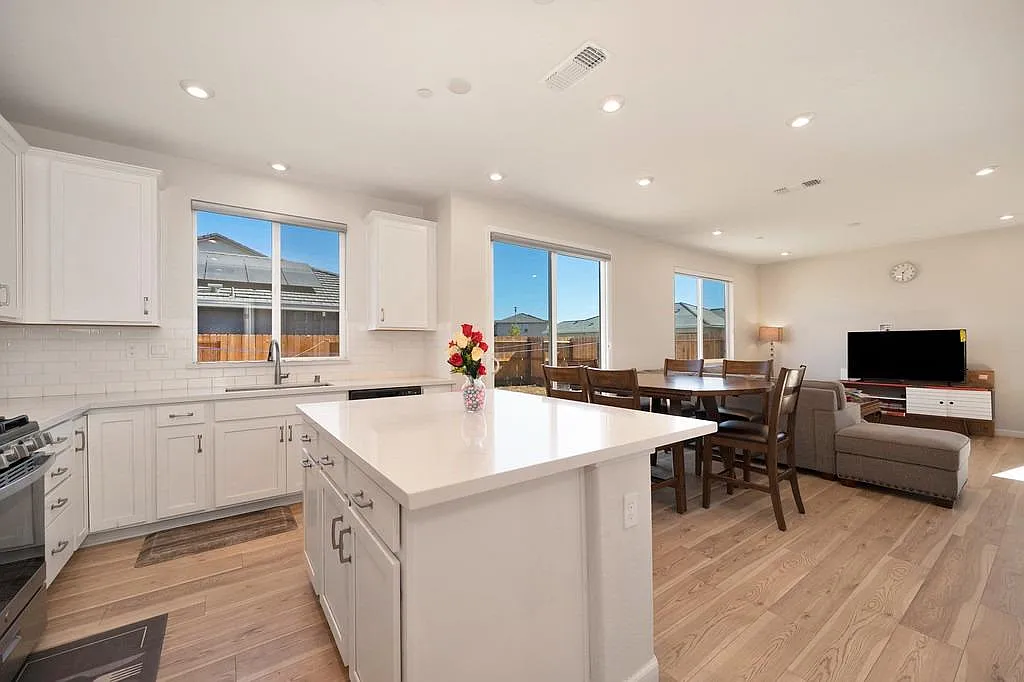 3 bed, 2.5 bath, 1634 sqft, $3,000 — Photo 4