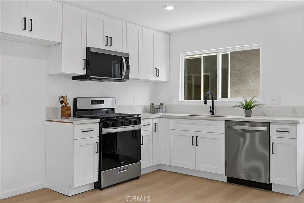 3 bed, 1050 sqft, $3,200 — Photo 3
