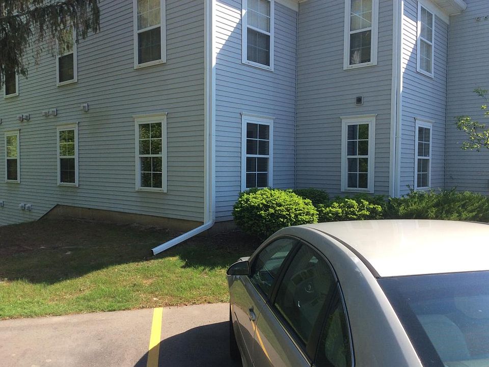 ground floor condo, master on left side, second bed on right
