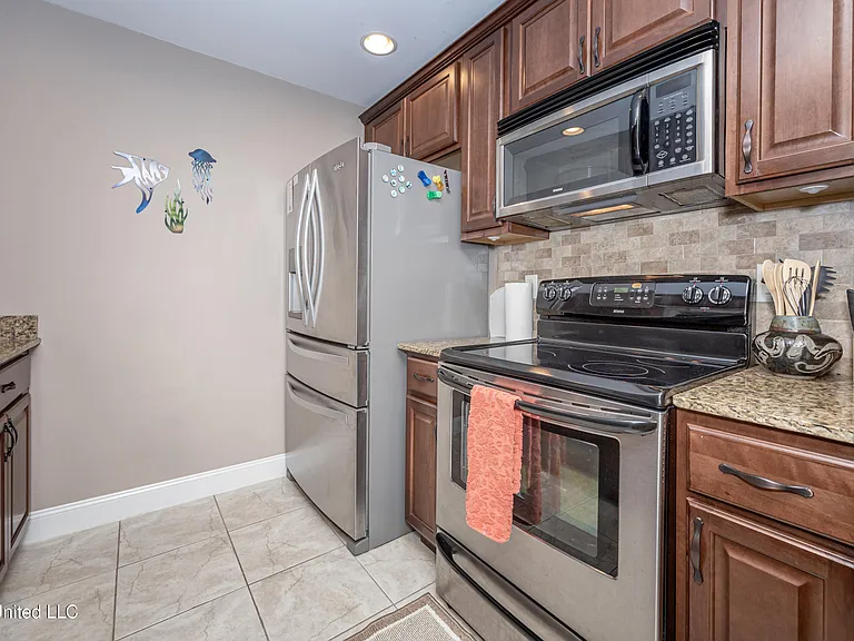 2421 Beachview Dr — Photo 10