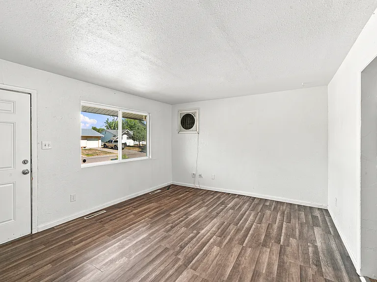 1810 Yakima Ln — Photo 3