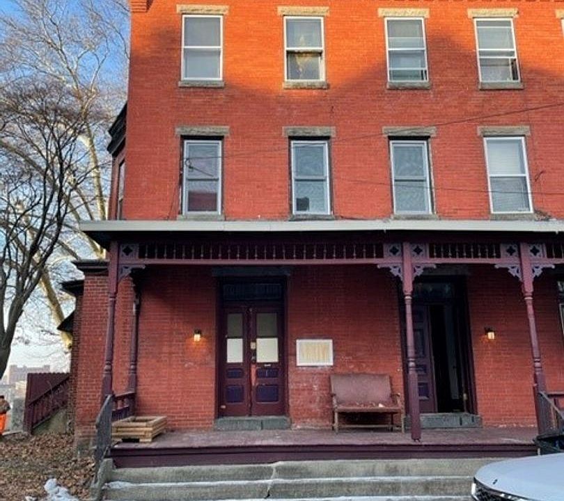 1st image of 160 Sylvan Ter APT 1