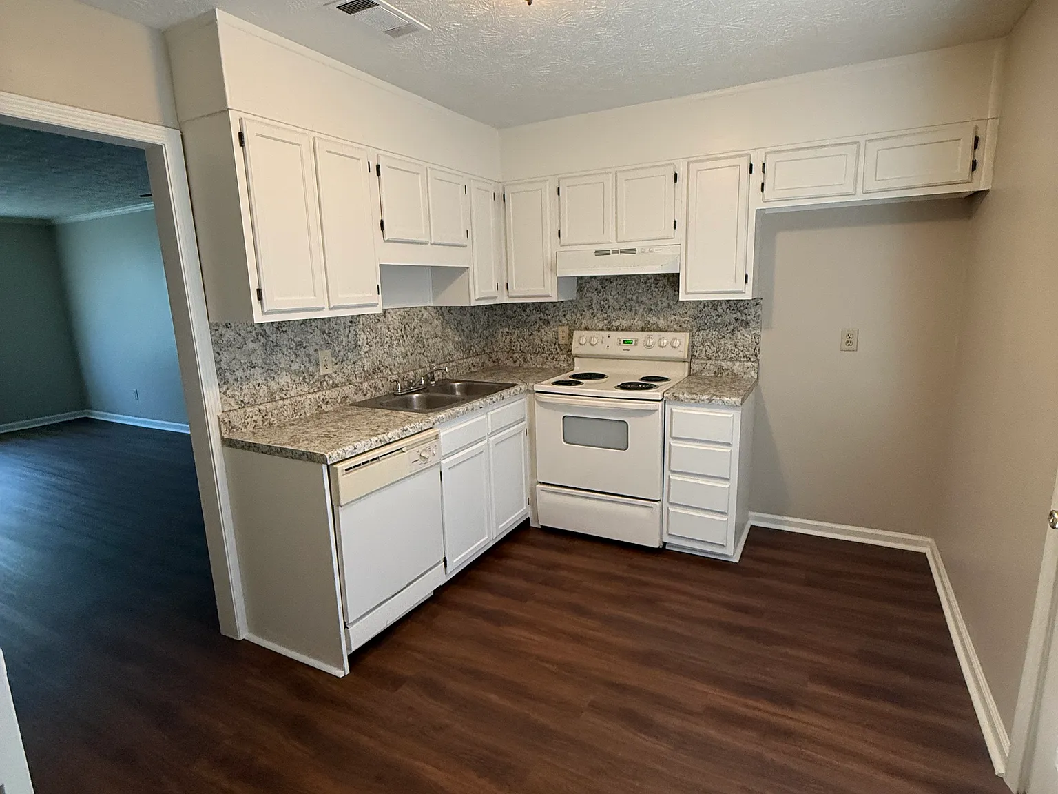 2 bed, 1.5 bath, 1100 sqft, $1,250 — Photo 2