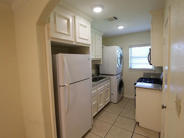 814 Mobile Dr #B — Photo 8