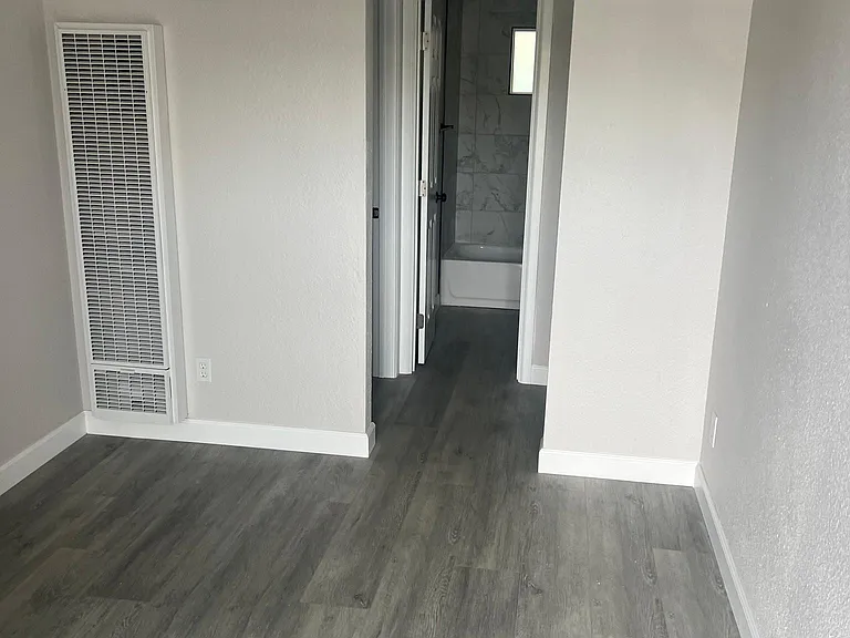 4877 Franklin Ave — Photo 6