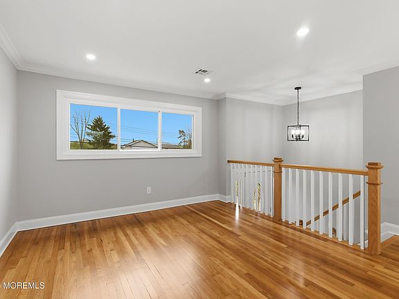 3rd image of 1043 Bell Street