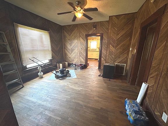 5th image of 223 E Avenue F