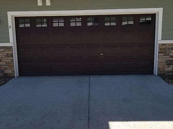 Side view / 2 car garage