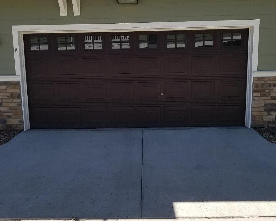 Side view / 2 car garage