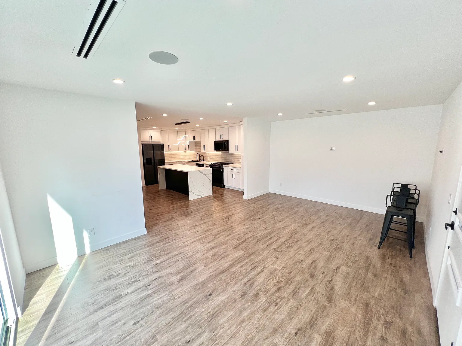 2 bed, 1000 sqft, $3,000 — Photo 2
