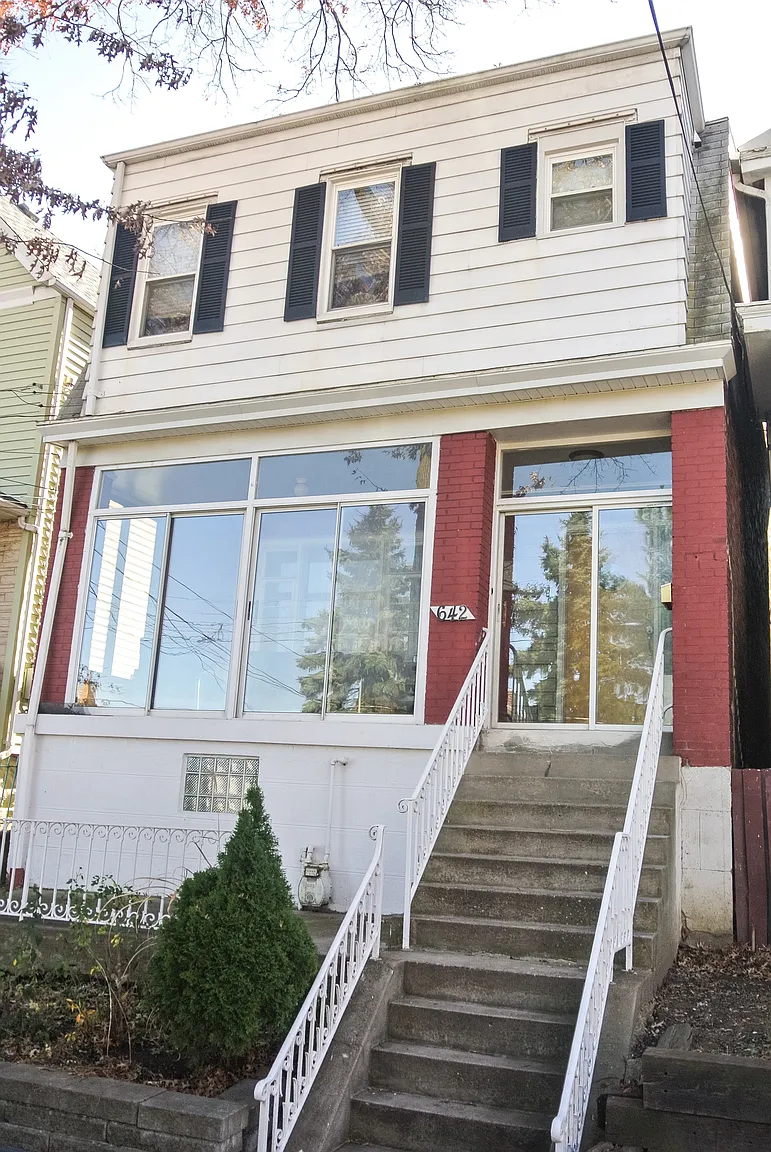642 Montclair St photo 1