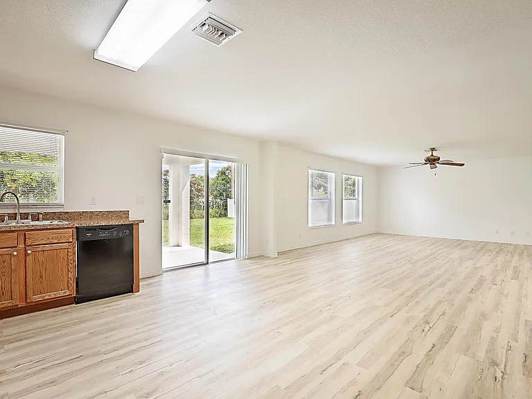 617 SE Karrigan Ter — Photo 12