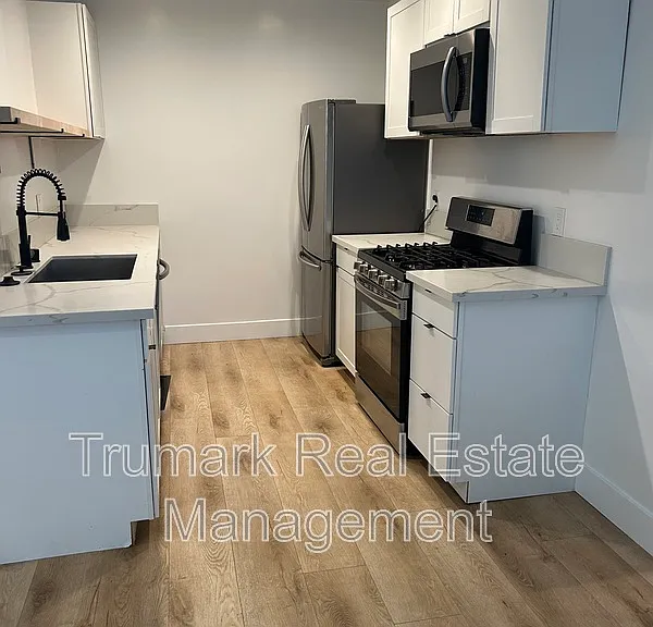1422 E Maple St #2 — Photo 2