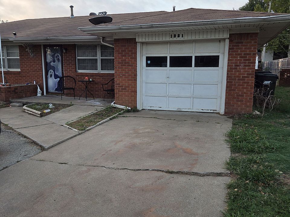 1st image of 1221 E 2nd St