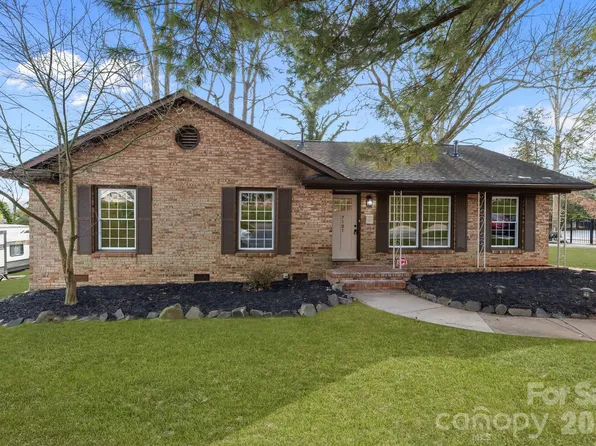 7101 Woodstock Dr, Charlotte, NC 28210