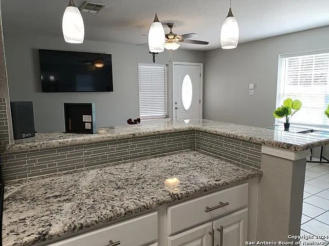 3 bed, 2.0 bath, 1184 sqft, $1,800 — Photo 3