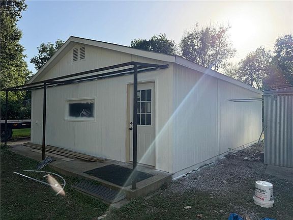 2nd image of 410 S Cherry St
