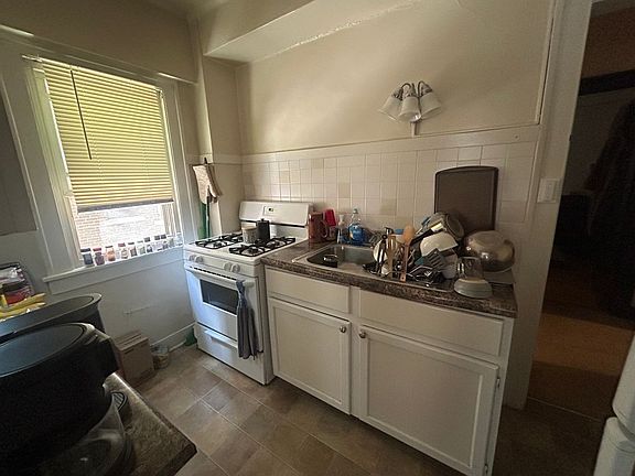 5th image of 913 E Kilbourn Ave APT 8