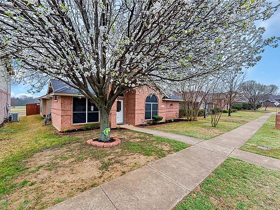 2nd image of 1212 Jessica Ln